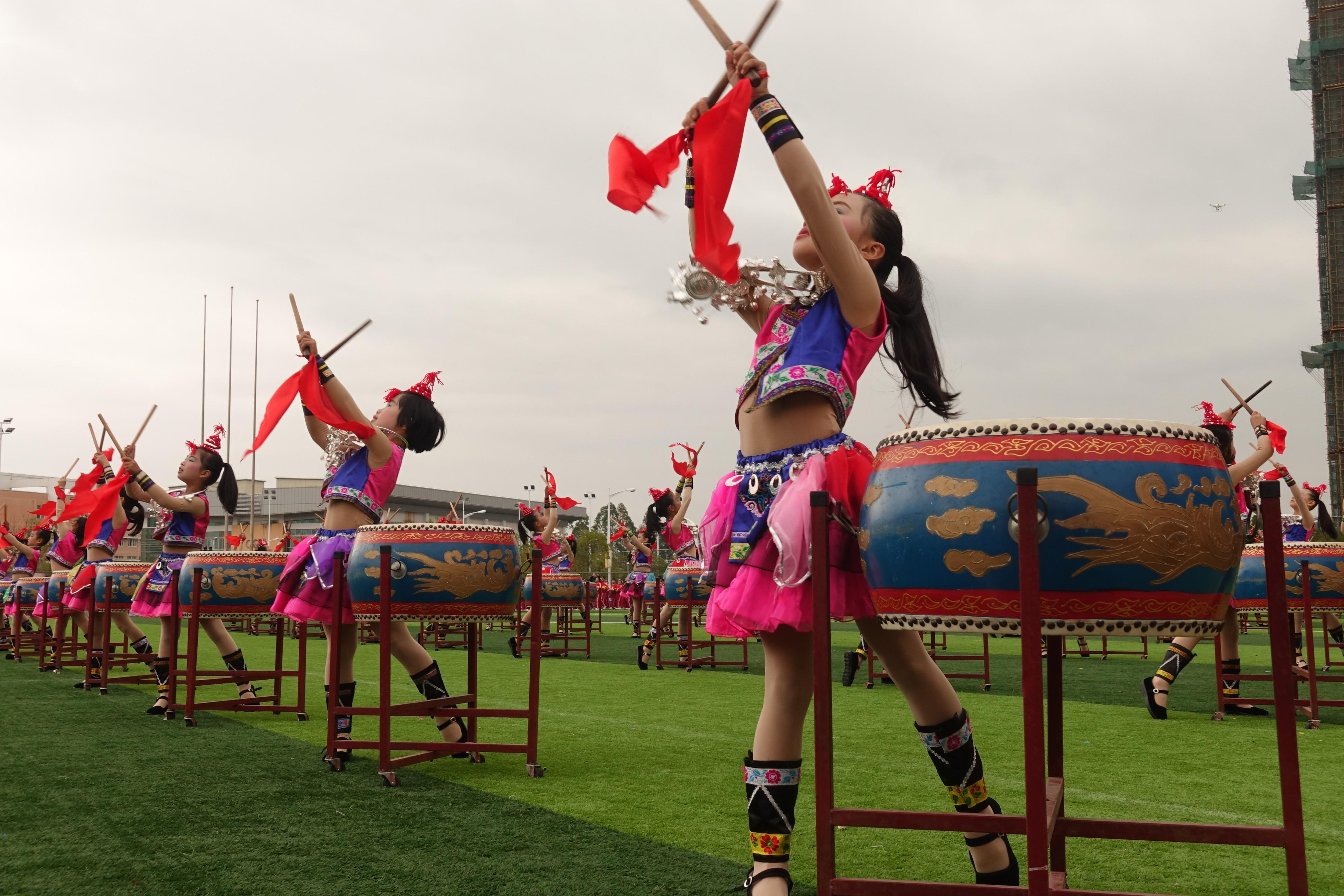 足球场上，女运动员们勇往直前奔向成功